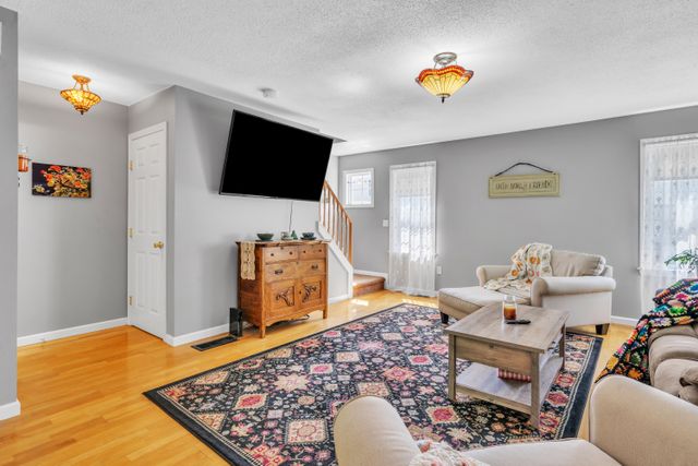 3084 Main St-10