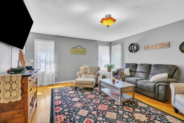 3084 Main St-7