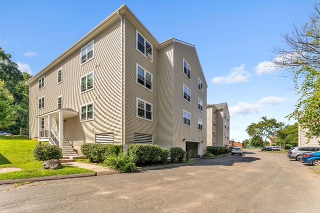 1239 East St-23