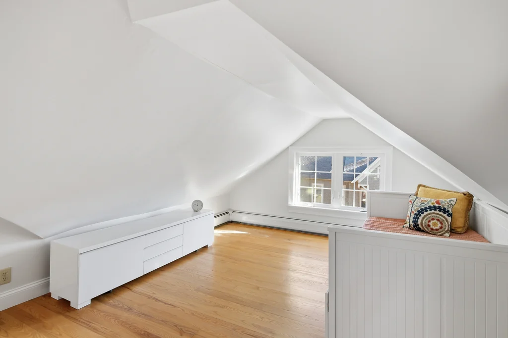 30_Graves_Ave_unit_b_Northampton_MA_01060_USA_-_Rhonda_Cohen_023