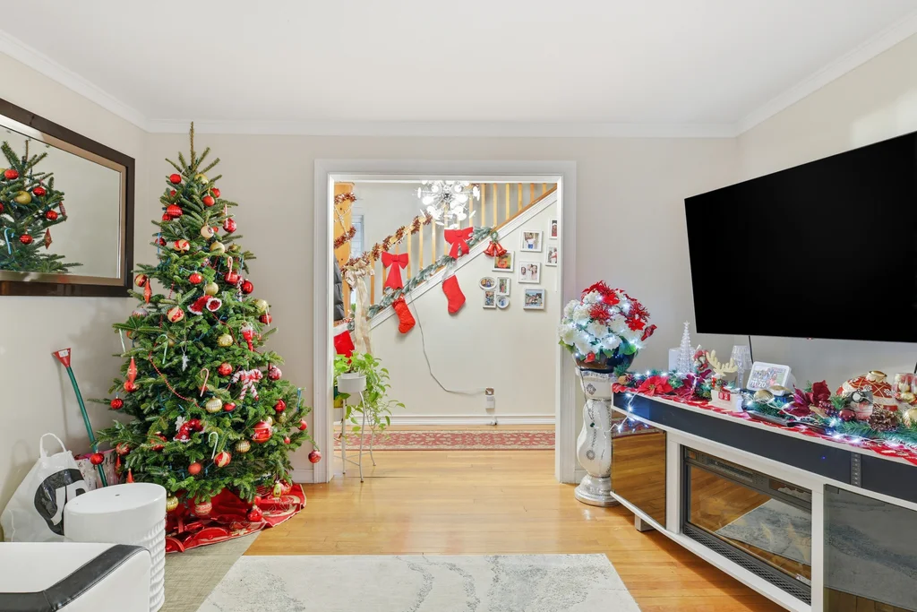 21_Francis_Ave_Holyoke_MA_01040_USA_-_Jacob_Matos_009