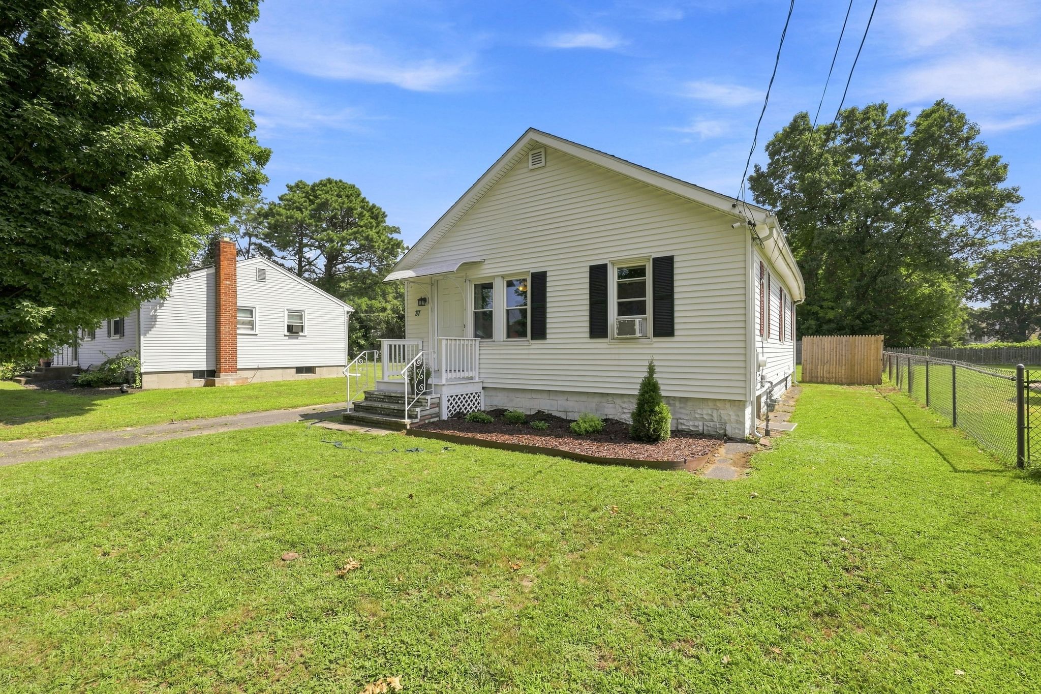 37_Kensington_St_Feeding_Hills_MA_01030_USA_-_Margie_Berg_004