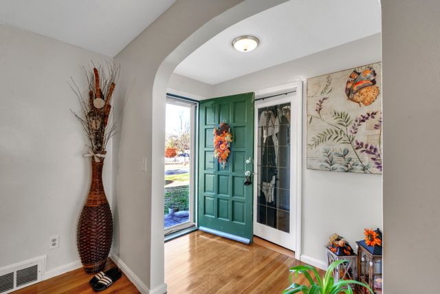 15 Burns Ave-3