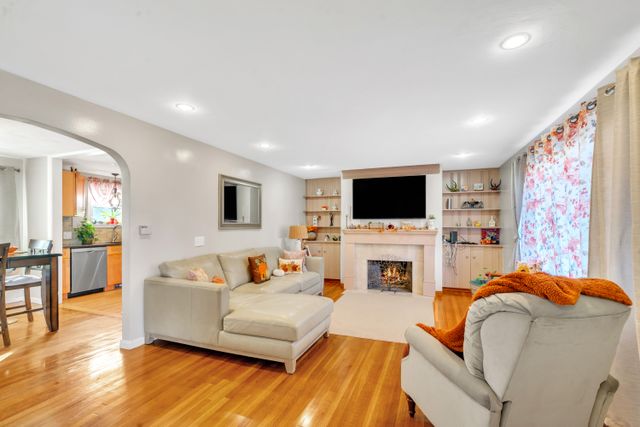 15 Burns Ave-4