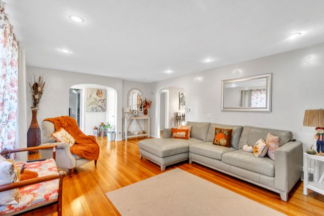 15 Burns Ave-5
