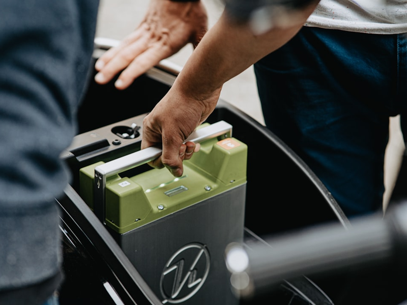 A rechargeable battery for the electric scooter Kumpan 54 Iconic being swapped out. It runs on Lithium-Ion, achieves 54 km of range and can also be used as energy storage.