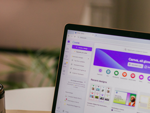 Ordinateur posé sur un bureau avec l'onglet de l'outil Canva ouvert.