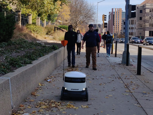 Starship Technologies Autonomous Delivery Robots. Reparto de comida por decenas de #robots autónomos en el Campus de Madison (Wisconsin).