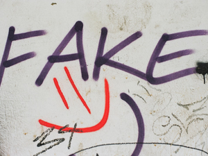 FAKE News – Deepfake Graffiti. Leica R7 (1994), Summilux-R 1.4 50mm (1983). Hi-Res analog scan by www.totallyinfocus.com – Kodak Portra 160 (expired 2014)