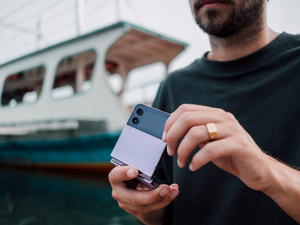 Young man holding Samsung's latest Galaxy Z Flip 4 in his hand, in a tropical environment. Picture taken by ©Jonas Leupe. Like this picture? Please consider buying me a ☕️ at buymeacoffee.com/jonasleupe