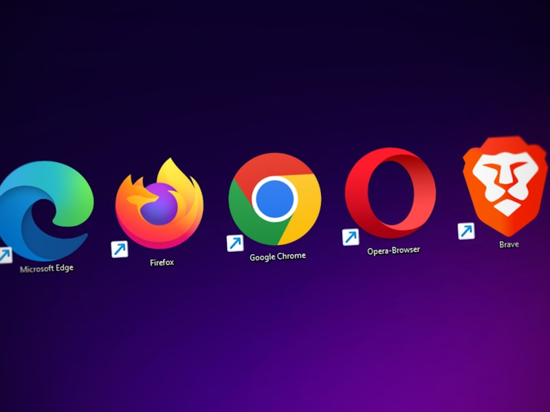 Screen with browsers on Desktop: Microsoft Edge, Firefox, Google Chrome, Opera-Browser and Brave