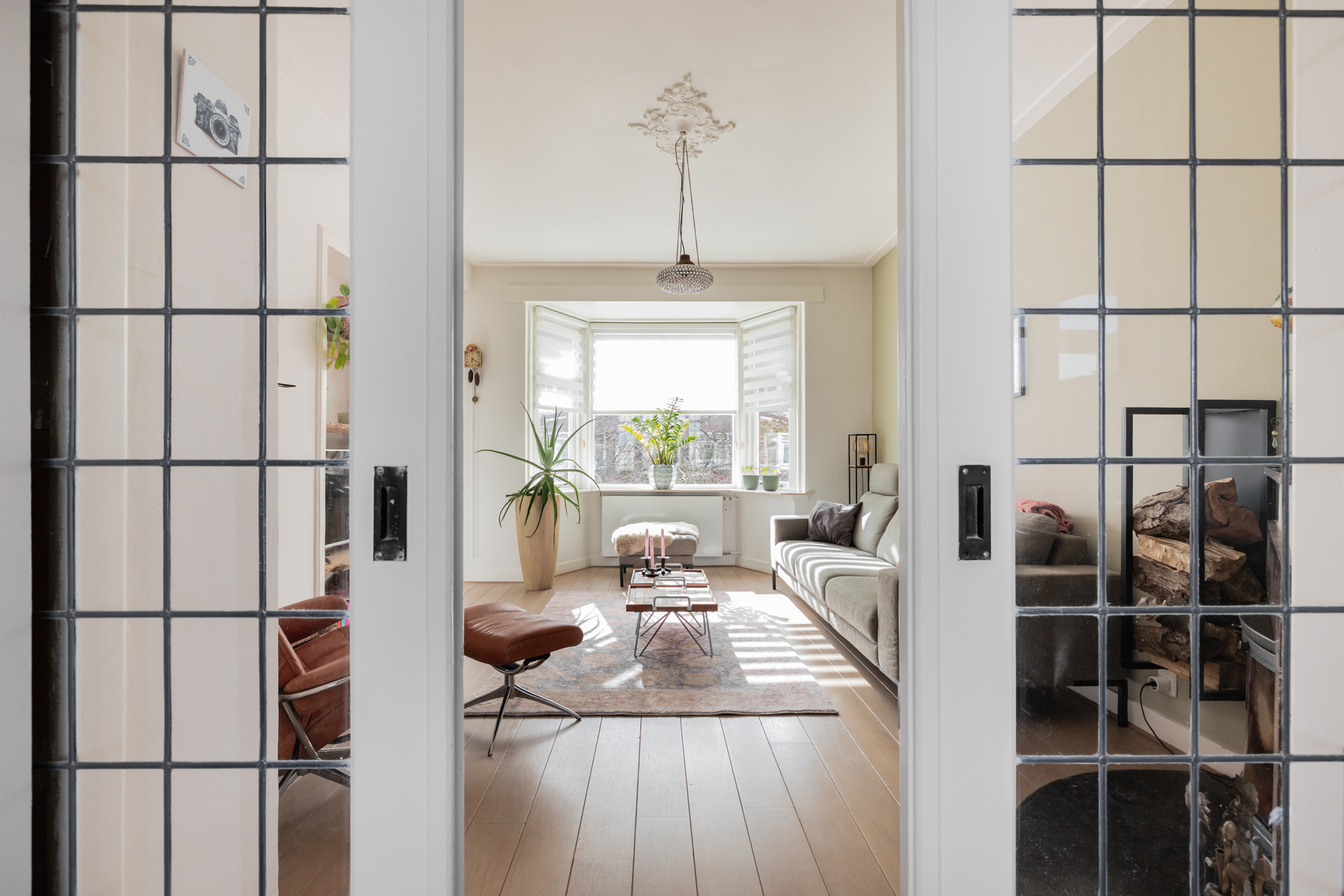 Slaapkamer en badkamer, Herenhuis Oranjewijk Groningen, jaren-20 woning, vastgoedfotografie
