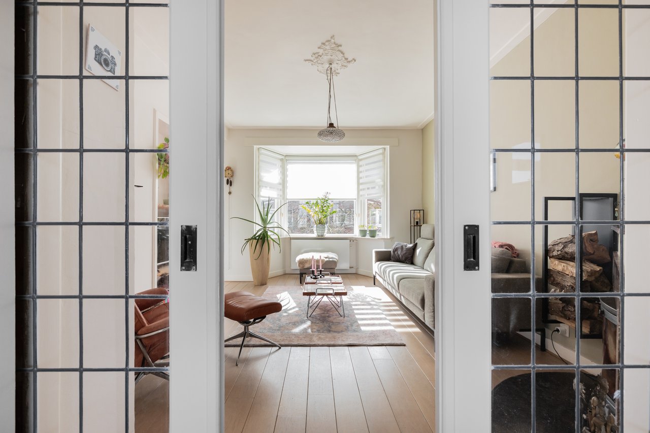 Slaapkamer en badkamer, Herenhuis Oranjewijk Groningen, jaren-20 woning, vastgoedfotografie