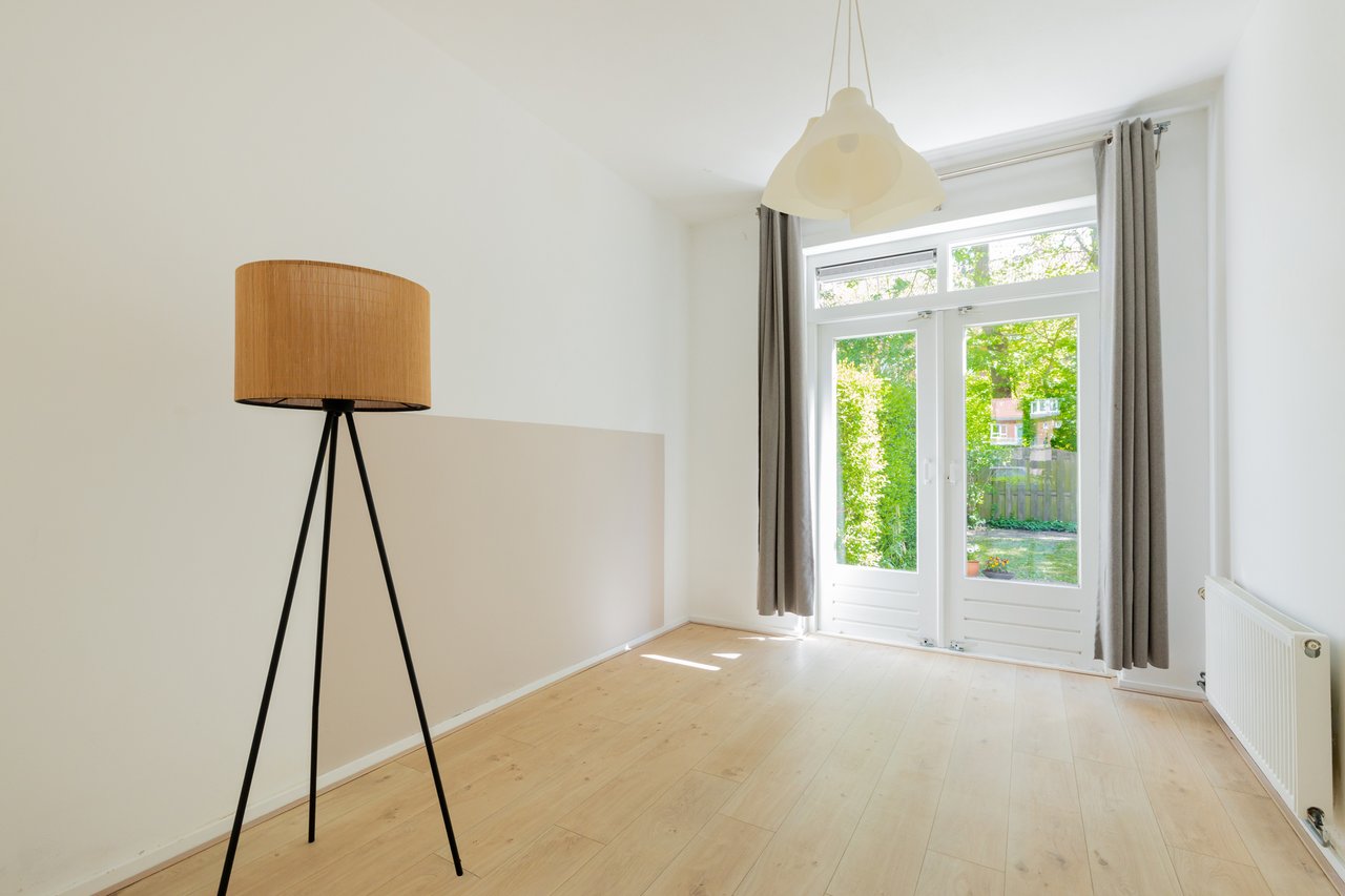 Eetkamer met tuindeuren, lege ruimte voor virtual staging Bataviastraat Oud-Noord Groningen
