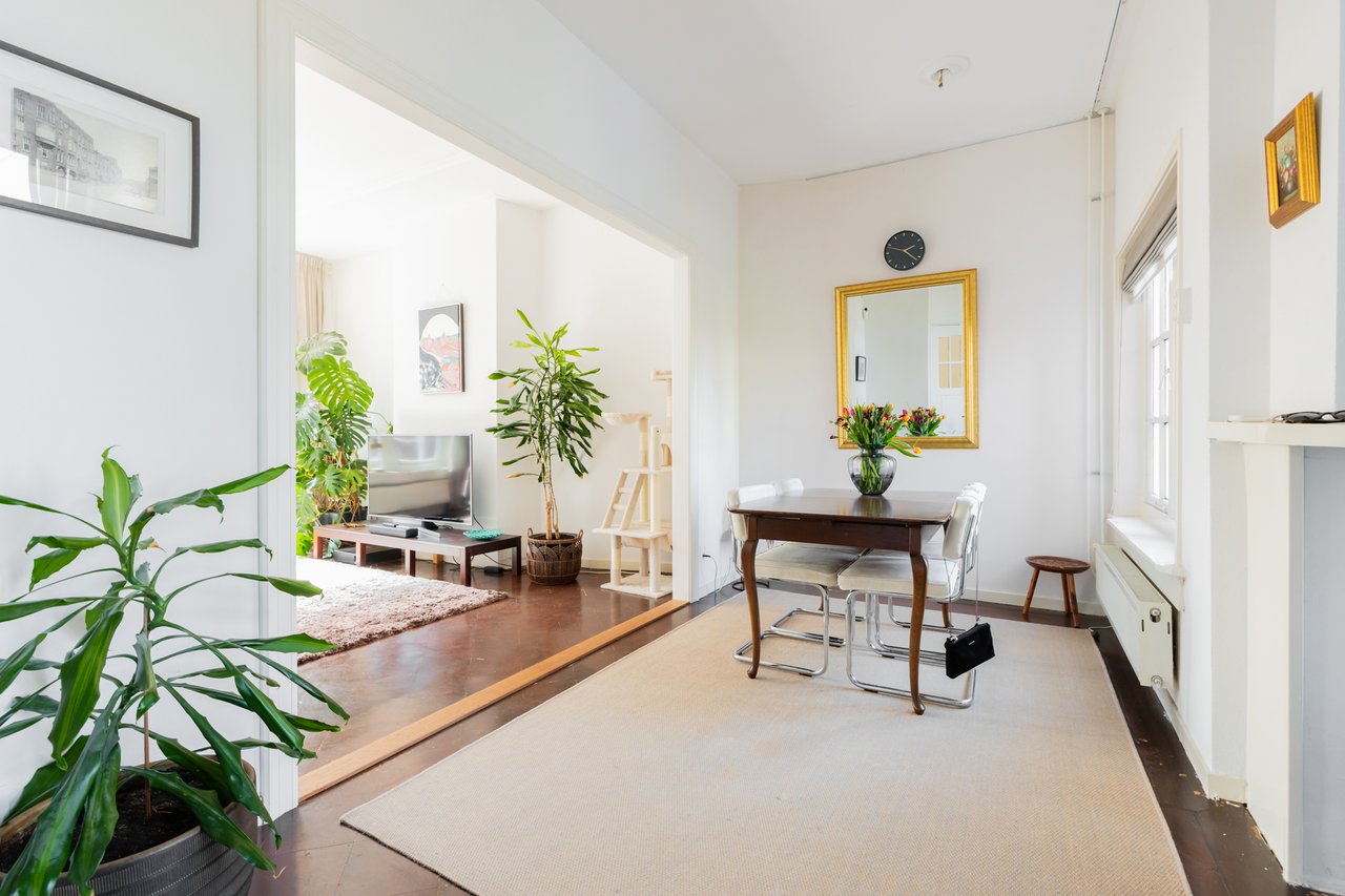 Woonkamer en living, Benedenwoning Helpman Groningen, jaren-30 details, vastgoedfotografie
