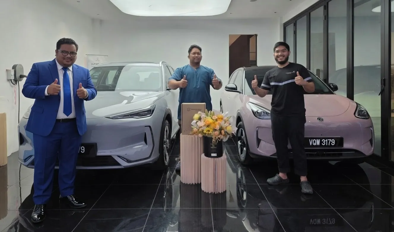 Penyerahan dua kereta kepada pelanggan