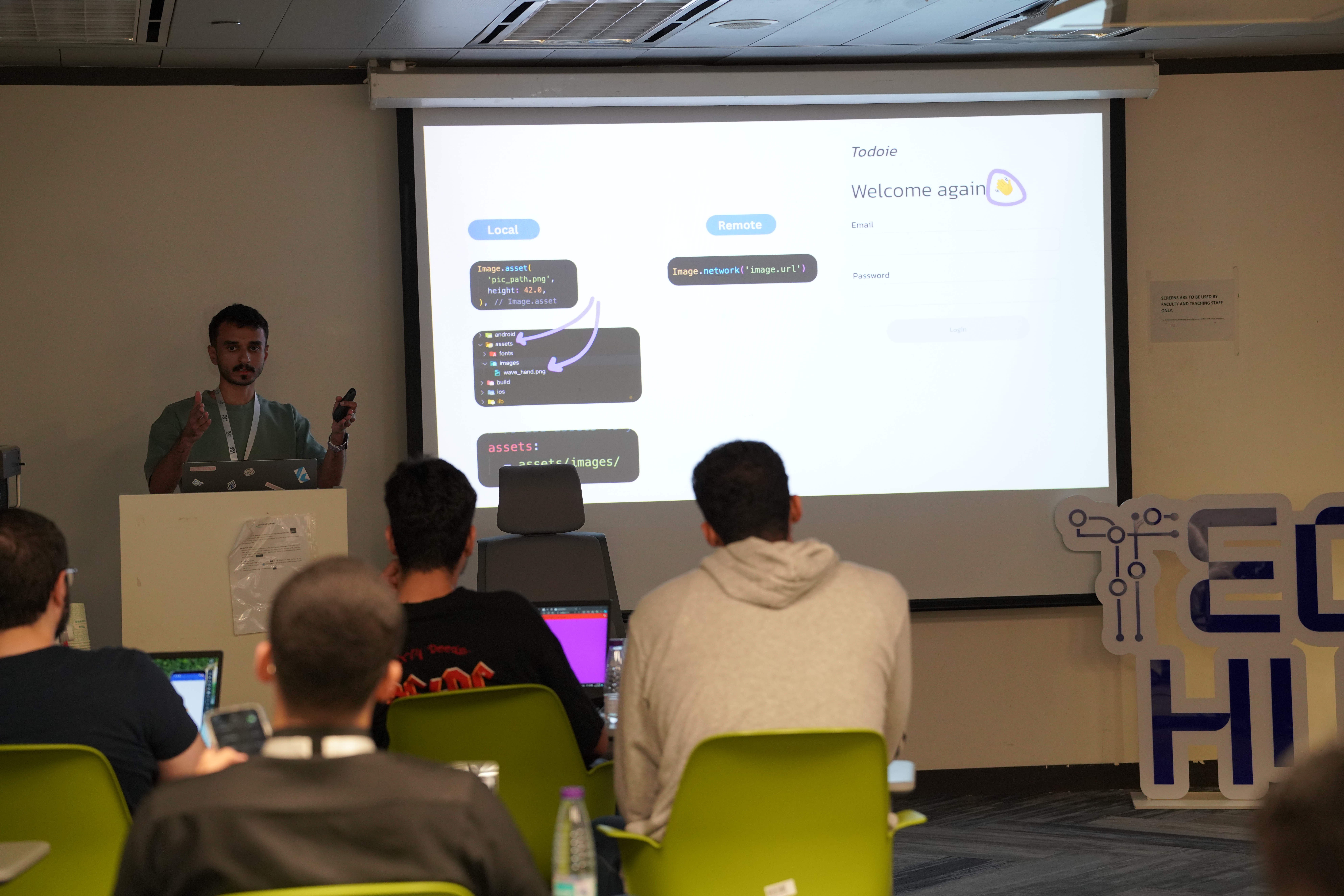 العمل على مشاريع جماعية في أكاديمية شفرة