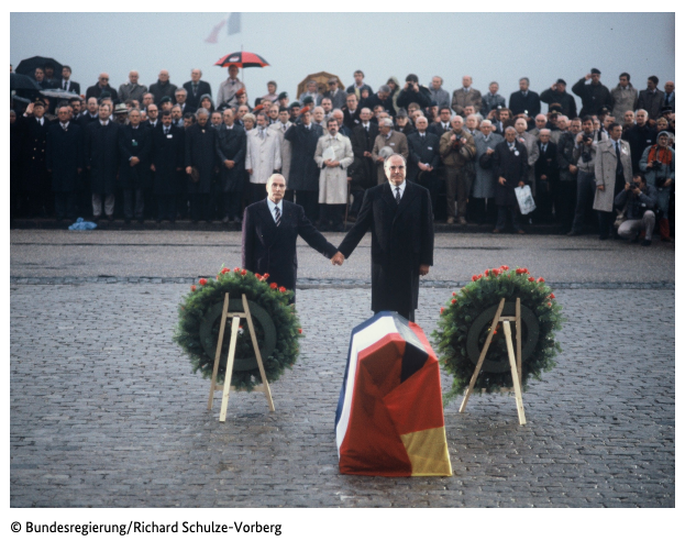 Abbildung zur Frage 25: Der französische Staatspräsident François Mitterrand und der deutsche Bundeskanzler Helmut