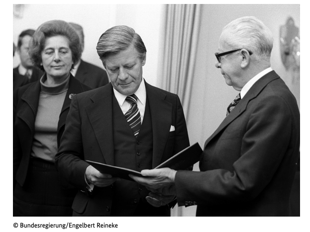 Abbildung zur Frage 10: Der deutsche Bundespräsident Gustav Heinemann gibt Helmut Schmidt 1974 die Ernennungsurkun