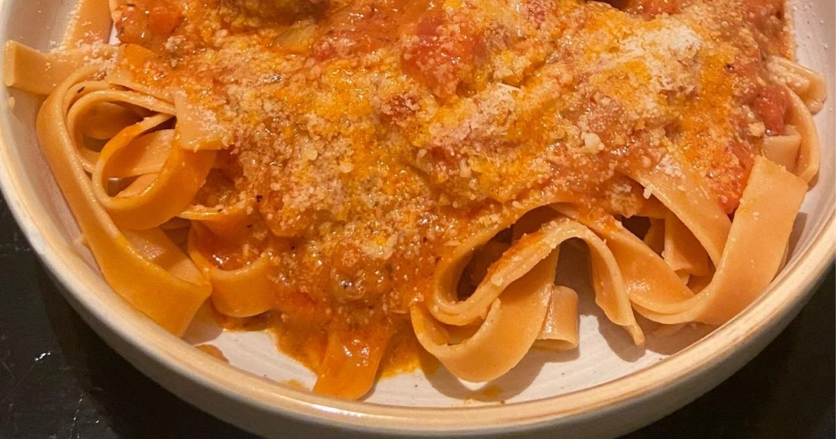 Gehaktballetjes met ananas roomkaas en pasta bolognese