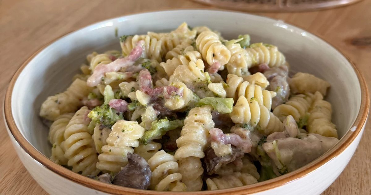 Romige pasta met kip, spek, broccoli en champignons