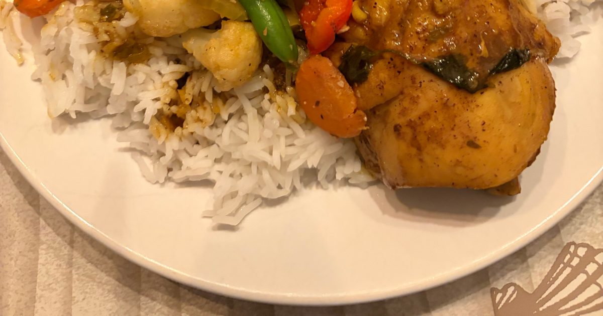 Kerrie kip-rijst met wokgroenten.