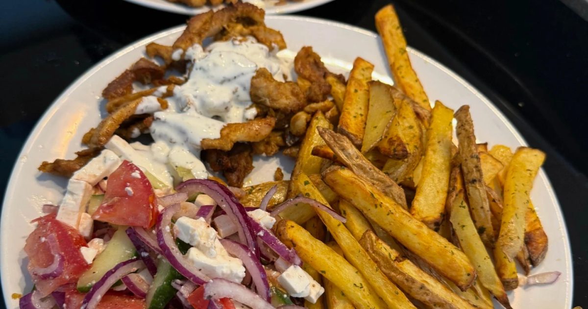 Kip shoarma met knoflooksaus, griekse salade en friet 🍟 🥬