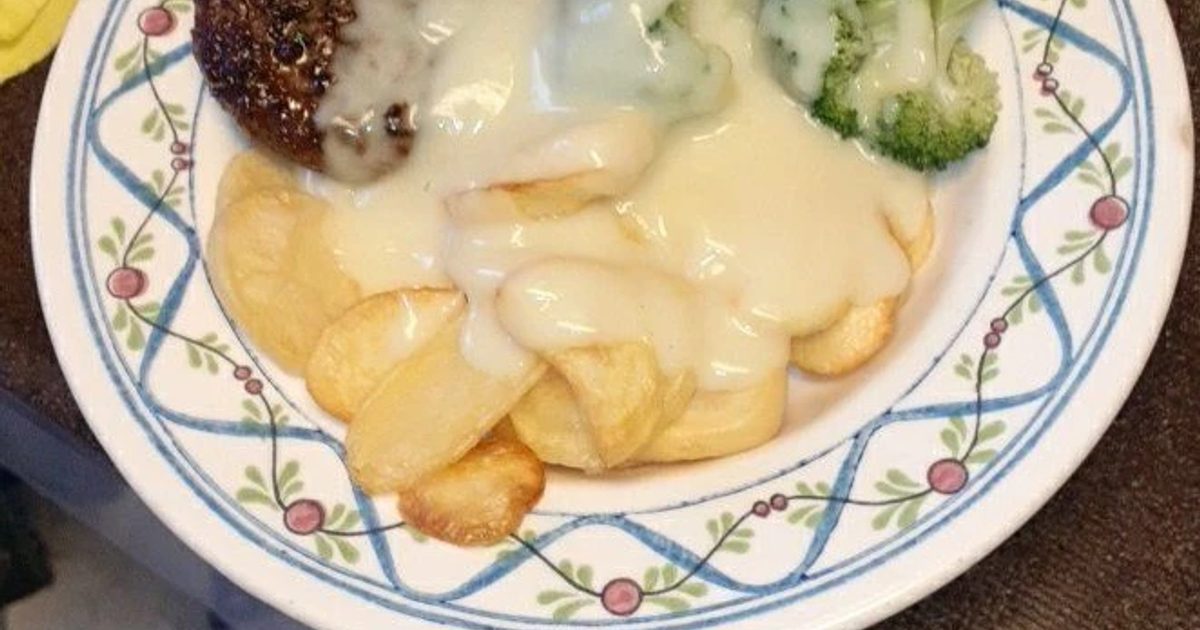 Runderhamburger met aardappelschijfjes en broccoli in kaassaus