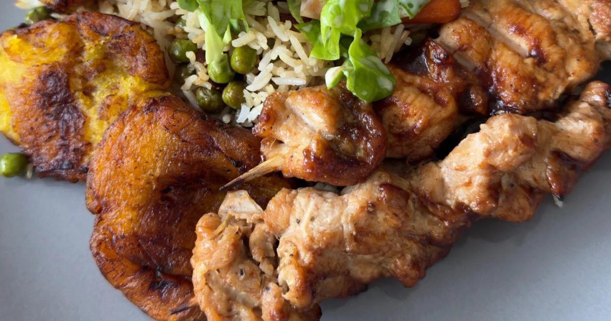 Sate met mix fried rice met plantain