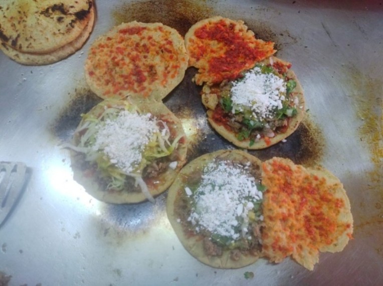 Gorditas sencilla, suadero, guisado, quesillo