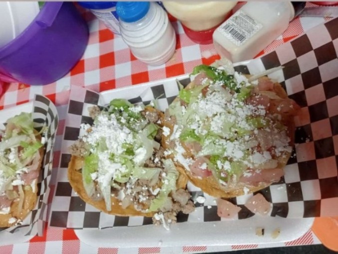 Tostadas de carne molida, pata, picadillo, tripa y suadero