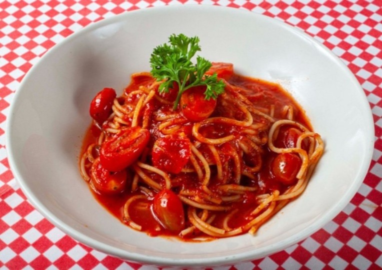 Pasta pomodoro y cherries