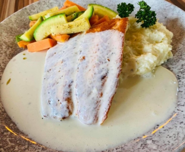 Salmón en salsa de tres quesos