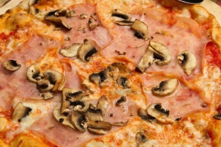 Pizza jamón con champiñón