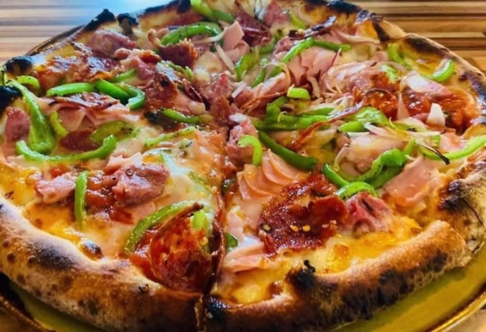 Pizza de carnes frías