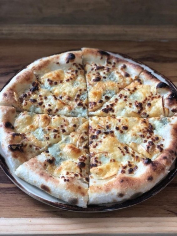 Pizza tres quesos