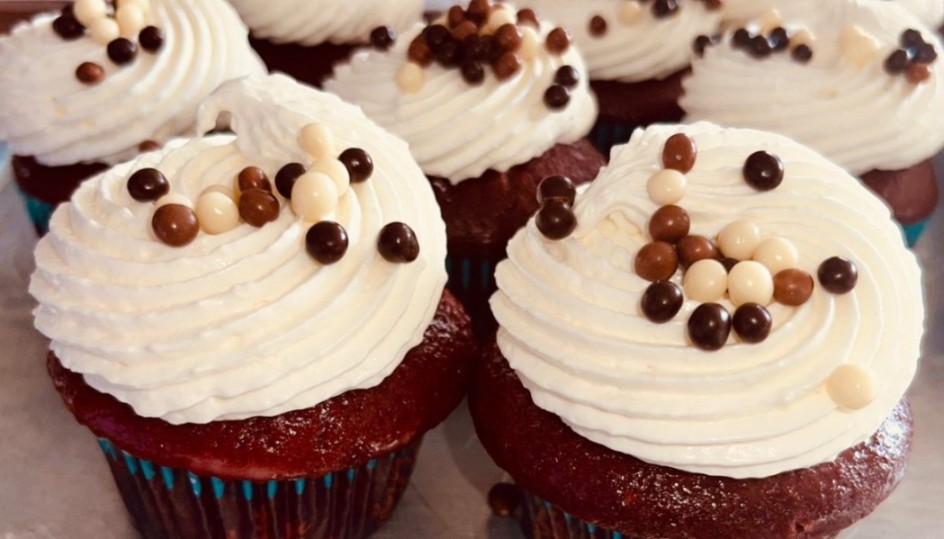 Cup cakes red velvet , butcreme y queso crema con decoración de chispitas de chocolate y galleta 🍪