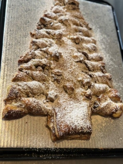 Árbol navideño de hojaldre relleno de manzana caramelizada y canela