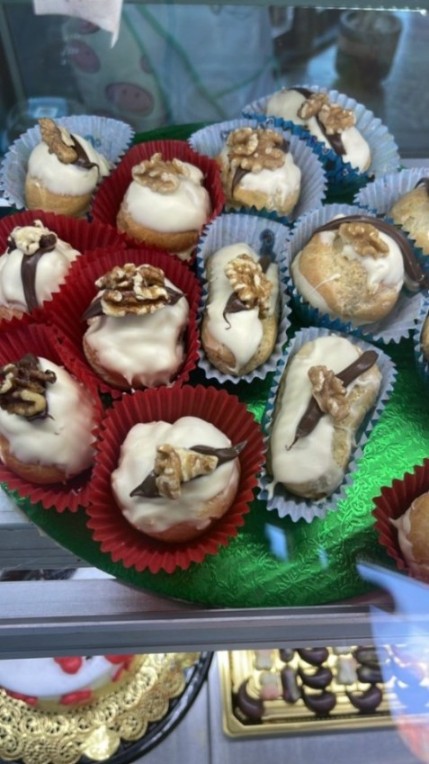 Eclair cubierto de chocolate blanco