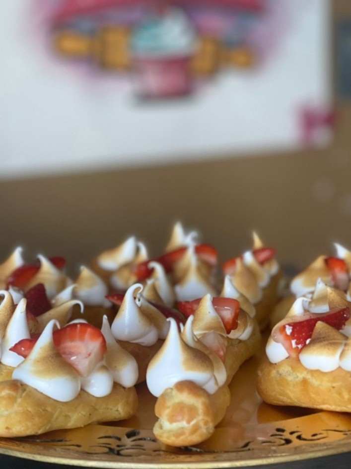 Eclair rellenos de crema pastelera cubiertos de merengue suizo