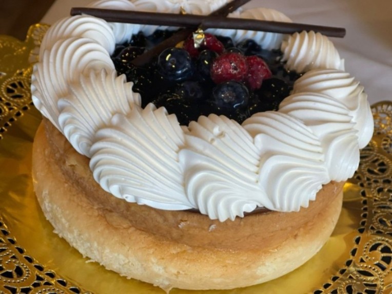 Cheescake de zarzamora cubierto con fruta natural