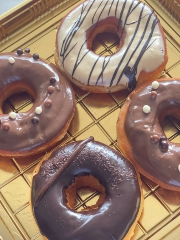 Donas fritas con diferentes coberturas