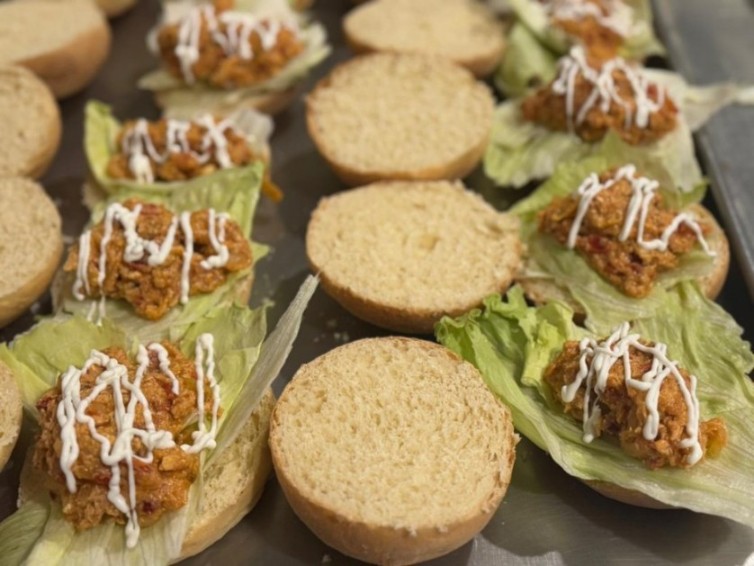 Hojaldra de tinga de pollo