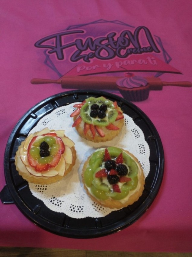 Pastel individual de vainilla crema pastelera y frutas