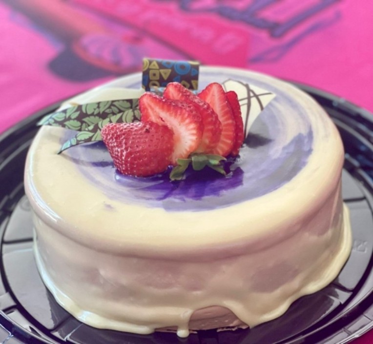 Pastel cubierto de chocolate blanco