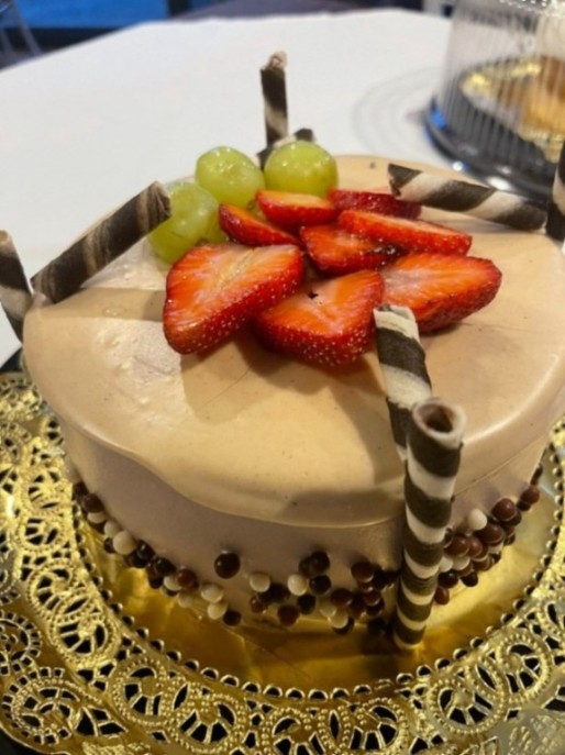 Pastel de vainilla 3 leches cubierto de crema y decoración con frutas naturales