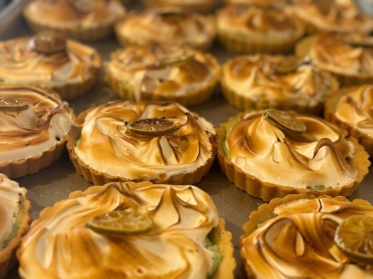 Tartaletas de limón con merengue flameado