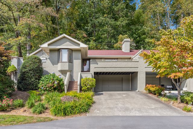 Welcome to 103 Willow Lake Drive in beautiful East Asheville.