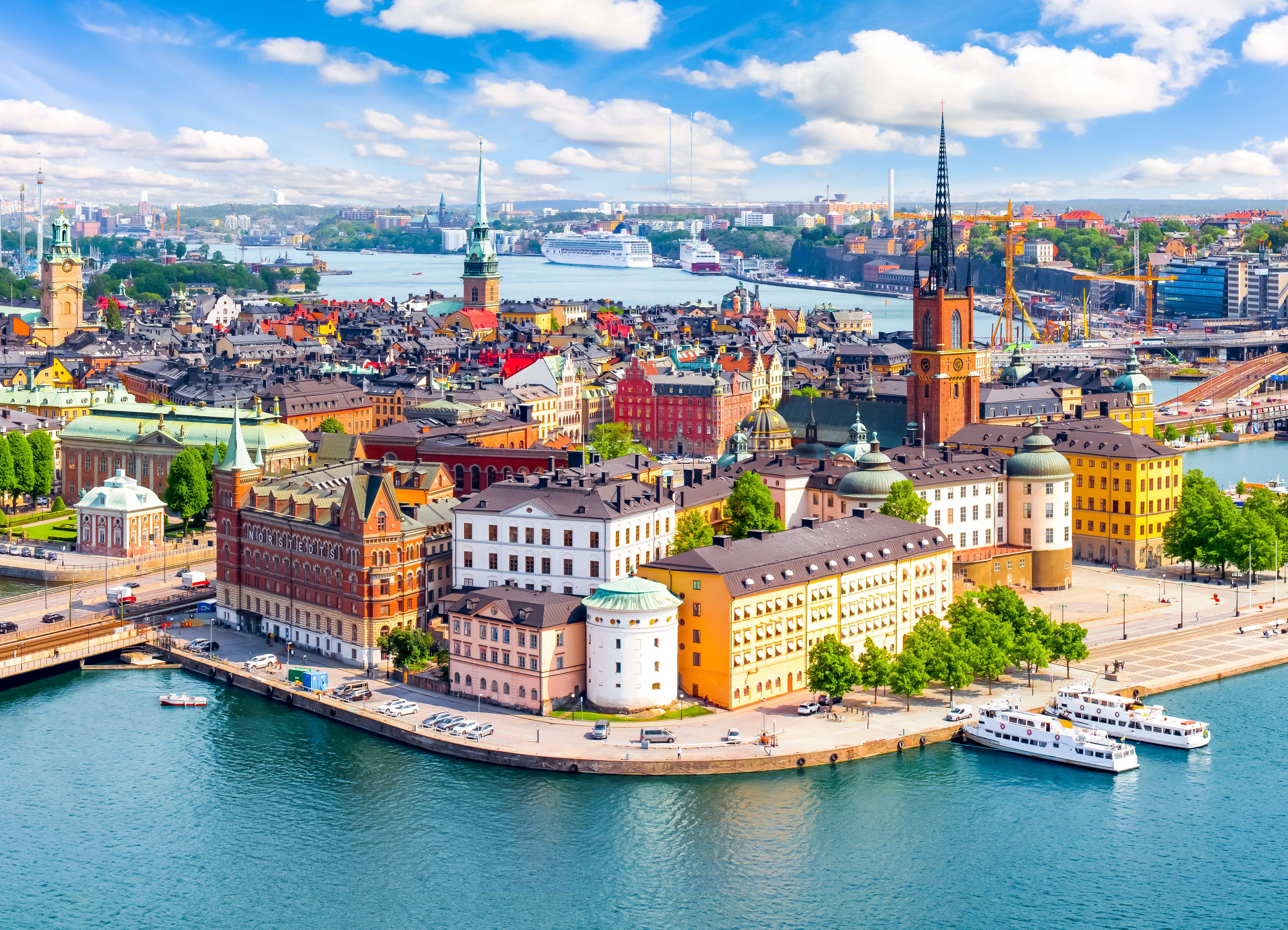Located on the Baltic Sea, the Swedish capital is built on several islands. Running in Stockholm means enjoying the urban planning of a modern and typical city, which has nevertheless retained foreign influences, especially baroque.