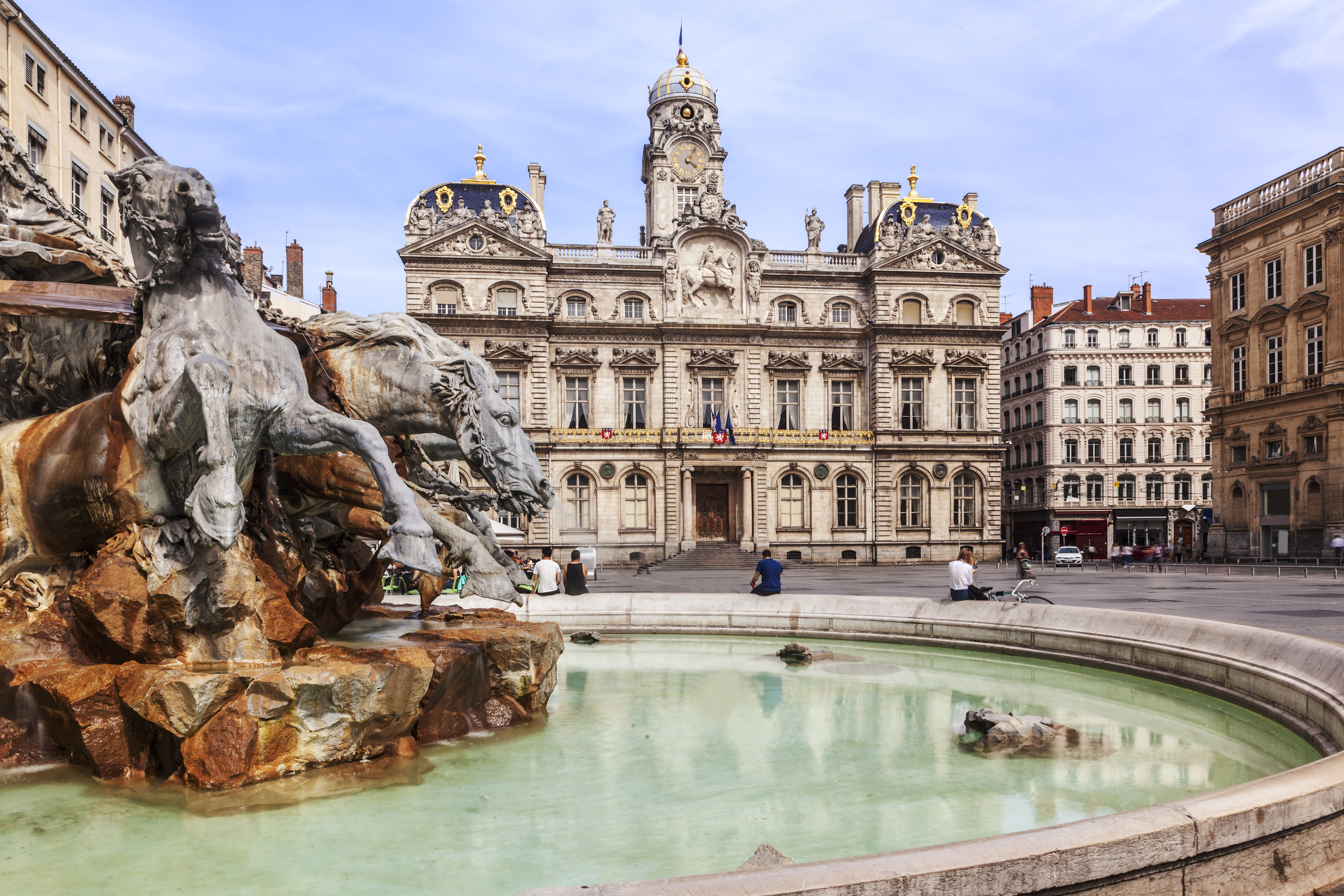 The thriving city of Lyon, known for its winding streets and three hills, offers a variety of runs. From the heights of the Croix-Rousse to the banks of the Rhône, there are plenty of ways to run in Lyon!